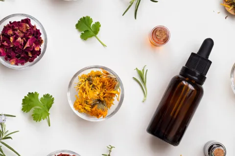 Huiles essentielles : naturelles mais pas sans danger !