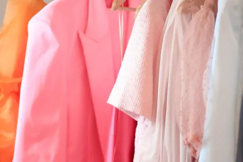 La Location de Vêtements : La Tendance Éco-responsable qui veut du bien à votre Porte-feuille !
